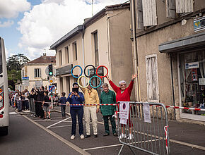 Les supporters de la Flamme Olympique à Condom - Agrandir l'image (fenêtre modale)