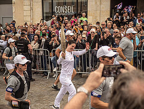 Un public enthousiaste dans les rues de Condom pour le passage de la Flamme Olympique - Agrandir l'image (fenêtre modale)