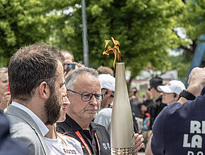 Le Président du Département, Philippe Dupouy et la Flamme Olympique - Agrandir l'image (fenêtre modale)