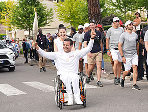 Omar Bouyoucef, para-athlète, porteur de la Flamme Olympique - Agrandir l'image (fenêtre modale)